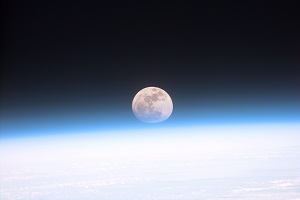 Photographie montrant la Lune à travers l'atmosphère terrestre.