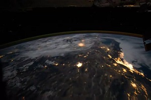 Côte nord-ouest des États-Unis jusqu'au centre de l'Amérique du Sud la nuit.