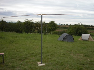 Antenne-dipôle de radiotélescope.
