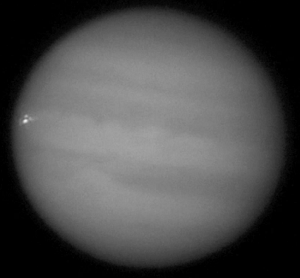 Flash lumineux causé par l'impact d'un corps céleste.