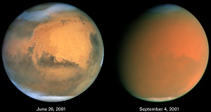 Deux vues de Mars au télescope spatial Hubble avant et pendant la grande tempête de poussières martienne de l'été 2001.