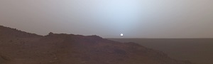 Coucher de soleil vu du cratère Gusev par le rover Spirit le 19 mai 2005.