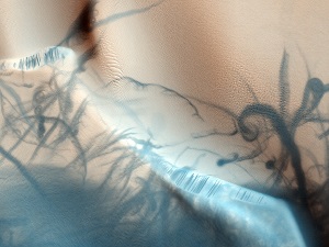 Traînées laissées par des tourbillons de poussière vues par l'instrument HiRISE de Mars Reconnaissance Orbiter le 24 août 2009.