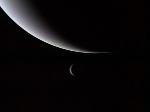 Photo prise par Voyager 2 de Neptune et Triton.