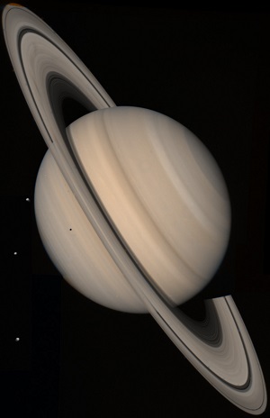 Saturne vue par Voyager 2.