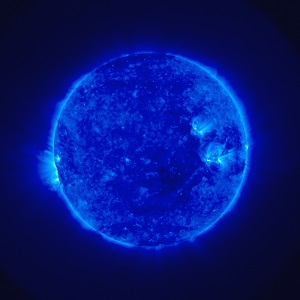 Le Soleil tel que vu dans l'ultraviolet « lointain ».