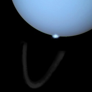 Une aurore polaire d'Uranus face à ses anneaux, prise en image par le télescope Hubble.